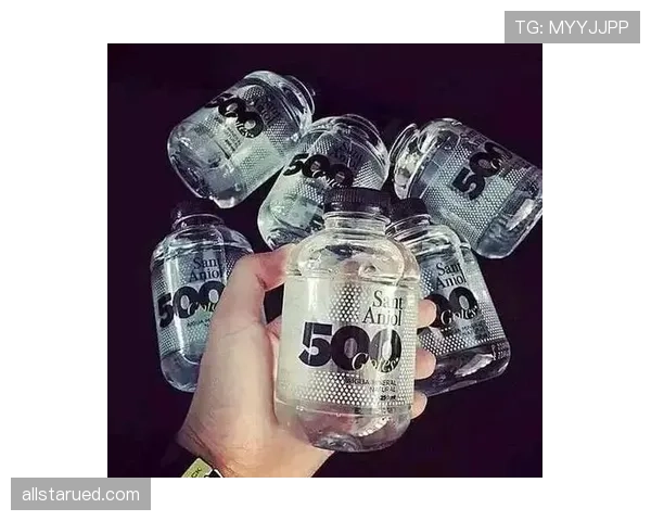 辛德hu家的冰箱里塞满了能量饮料，连瓶矿泉水都找不到